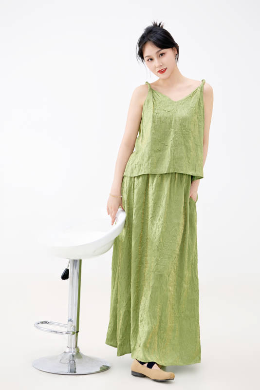 影棚拍摄穿着中式套裙的夏日出行美女形象图片