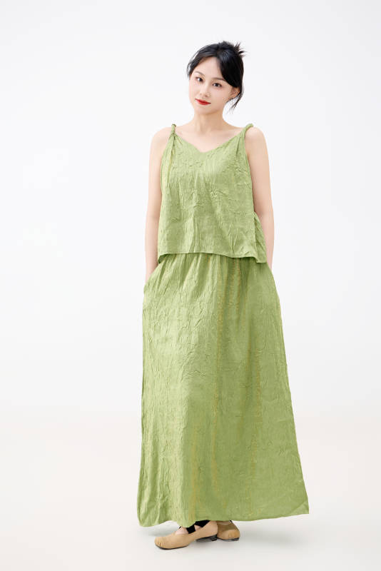 影棚拍摄穿着中式套裙的夏日出行美女形象图片