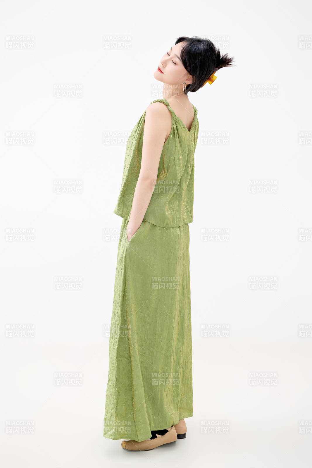 影棚拍摄穿着中式套裙的夏日出行美女形象图片