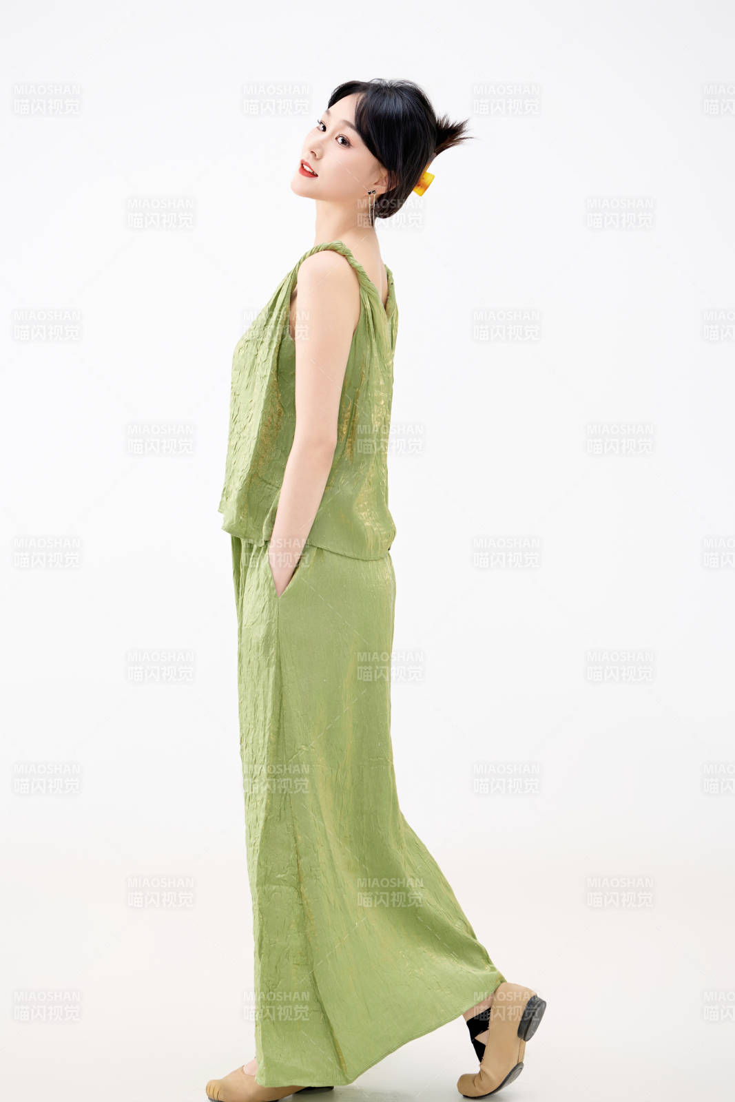 影棚拍摄穿着中式套裙的夏日出行美女形象图片
