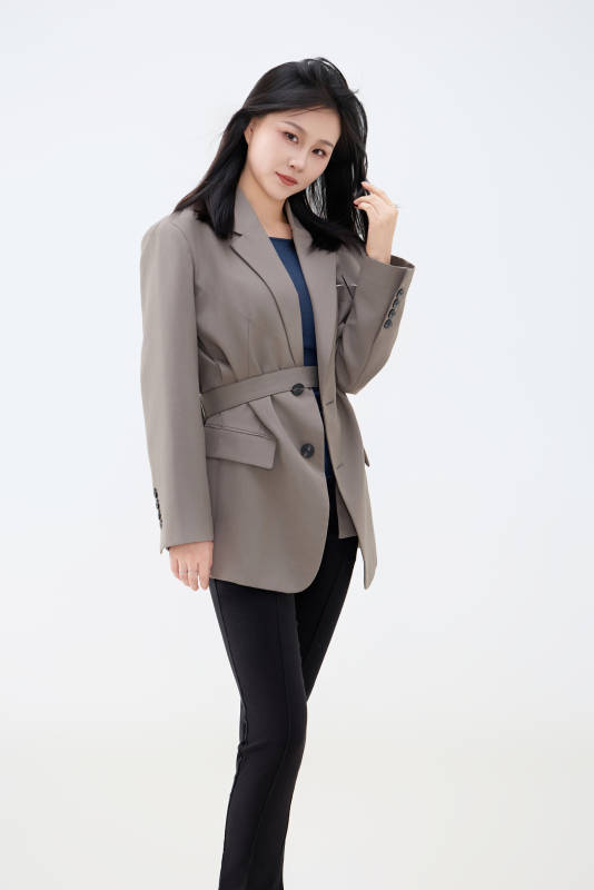 白色背景下穿着西装的职业女性形象图片