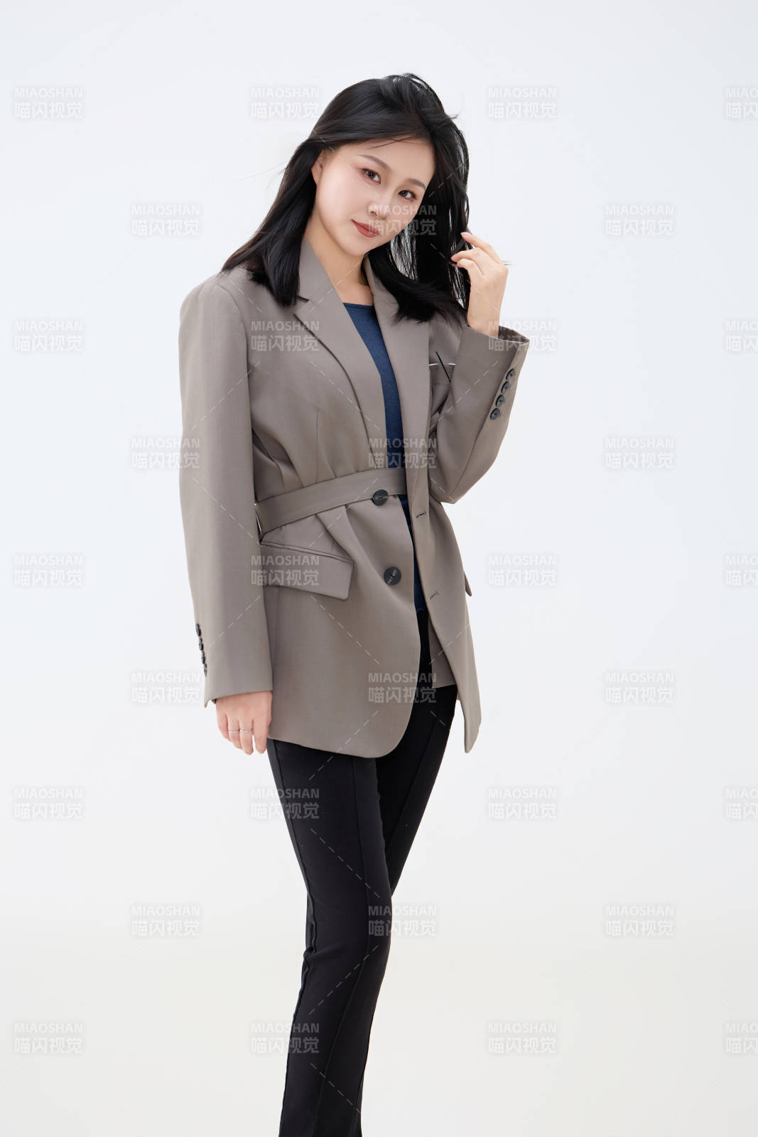 白色背景下穿着西装的职业女性形象图片