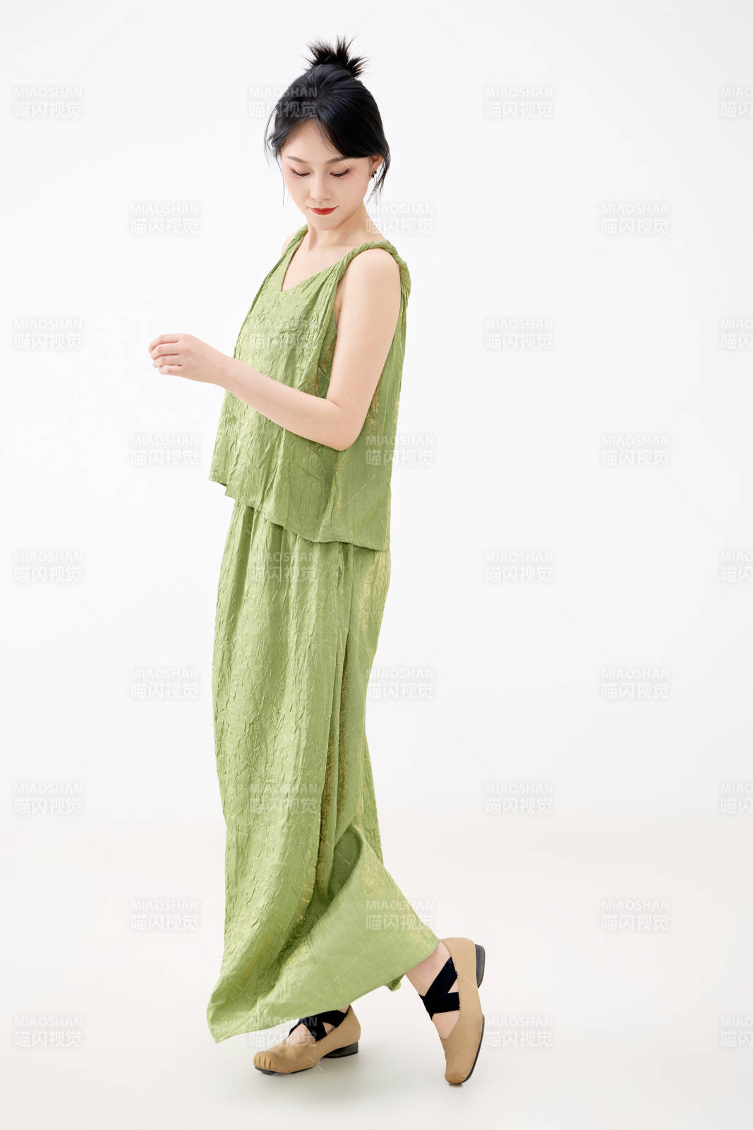 影棚拍摄穿着中式套裙的夏日出行美女形象图片