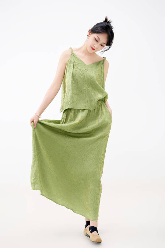 影棚拍摄穿着中式套裙的夏日出行美女形象图片