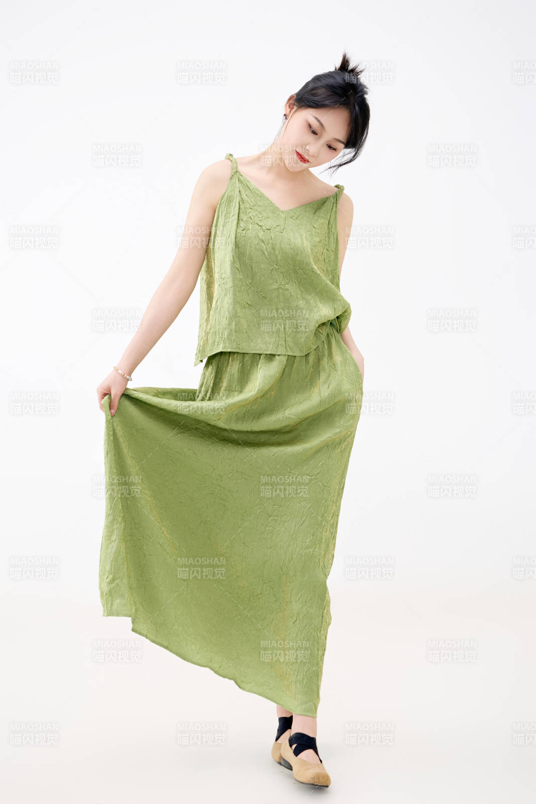 影棚拍摄穿着中式套裙的夏日出行美女形象图片