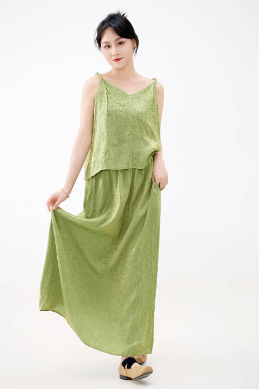 影棚拍摄穿着中式套裙的夏日出行美女形象图片