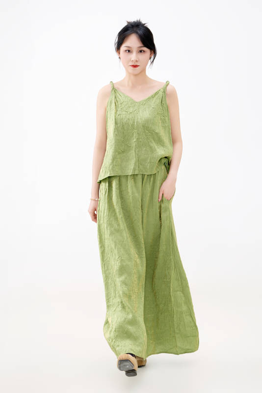 影棚拍摄穿着中式套裙的夏日出行美女形象图片