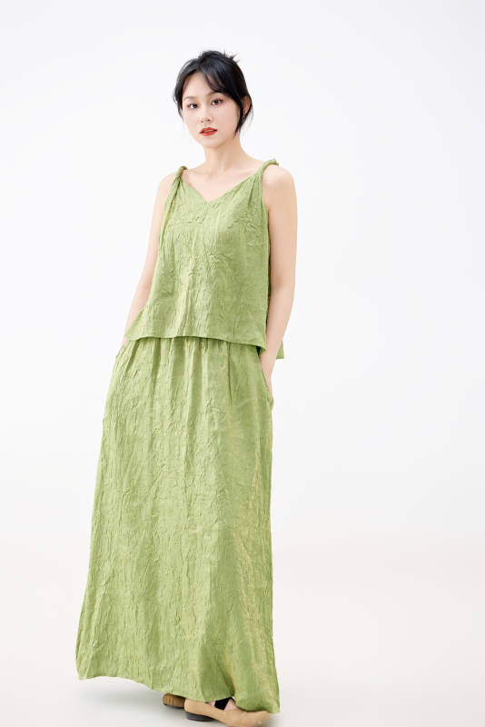 影棚拍摄穿着中式套裙的夏日出行美女形象图片