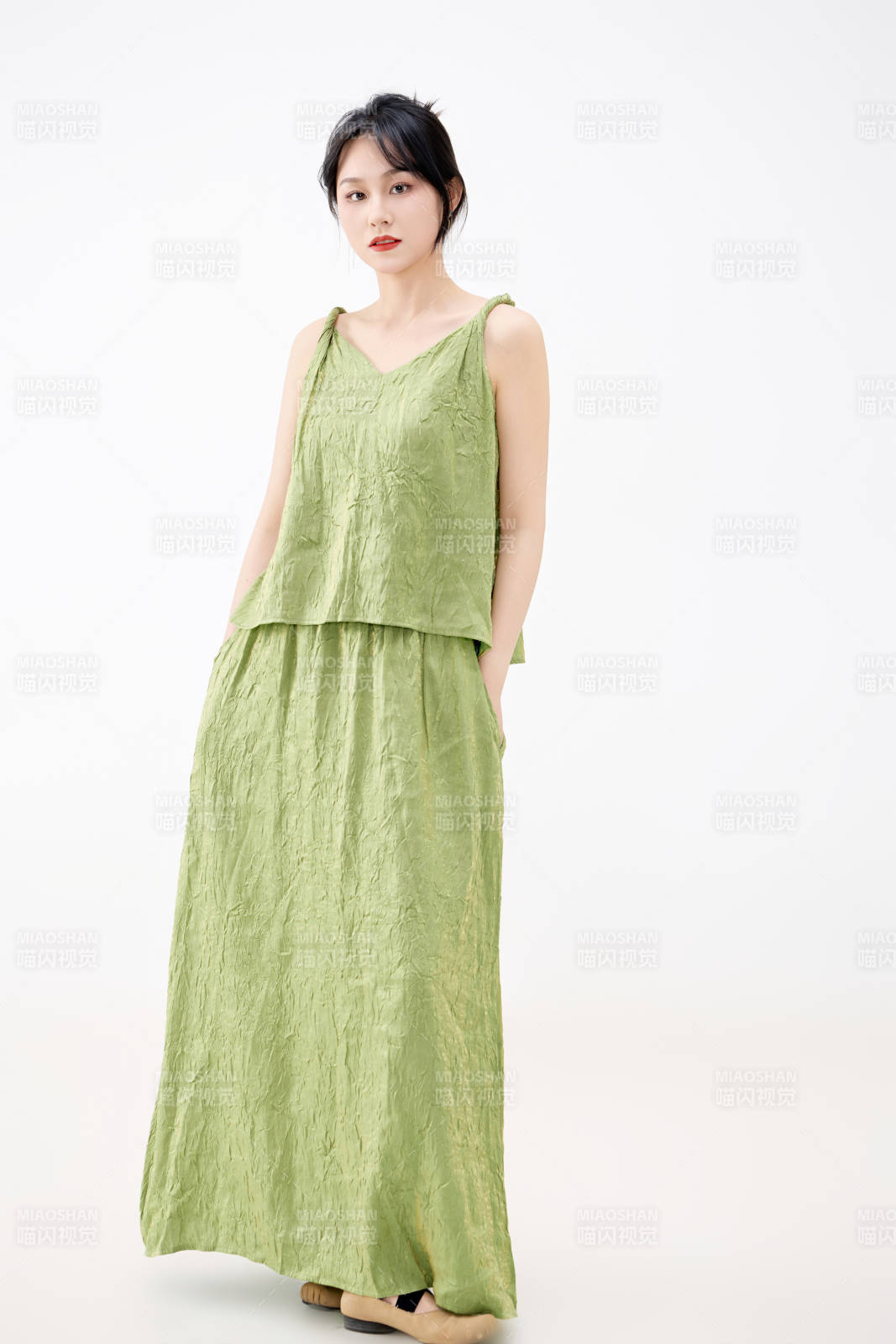 影棚拍摄穿着中式套裙的夏日出行美女形象图片