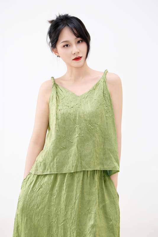 影棚拍摄穿着中式套裙的夏日出行美女形象图片