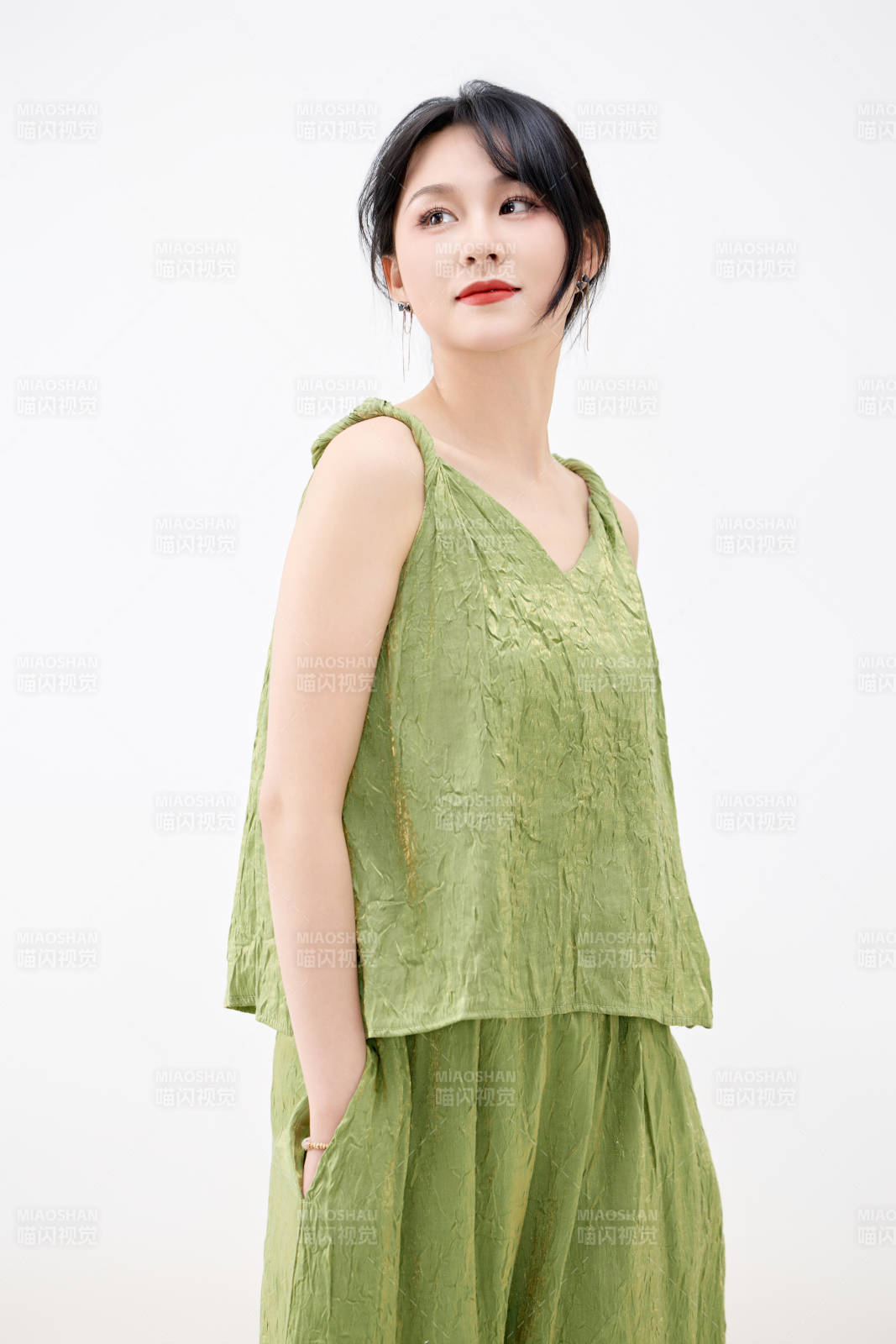 影棚拍摄穿着中式套裙的夏日出行美女形象图片