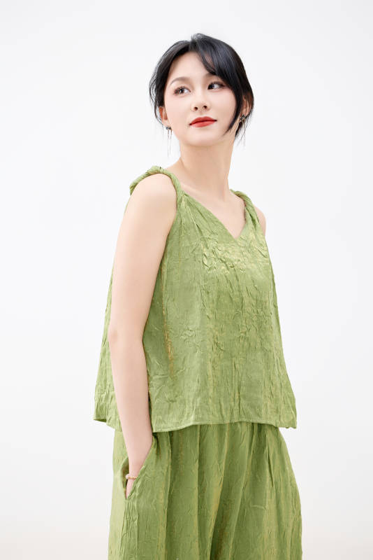 影棚拍摄穿着中式套裙的夏日出行美女形象图片