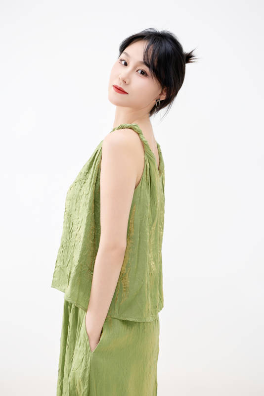 影棚拍摄穿着中式套裙的夏日出行美女形象图片