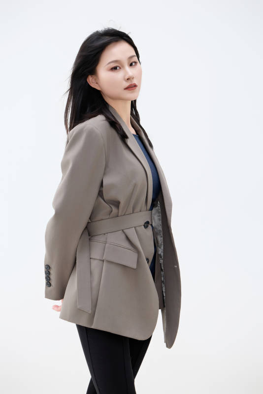 白色背景下穿着西装的职业女性形象图片