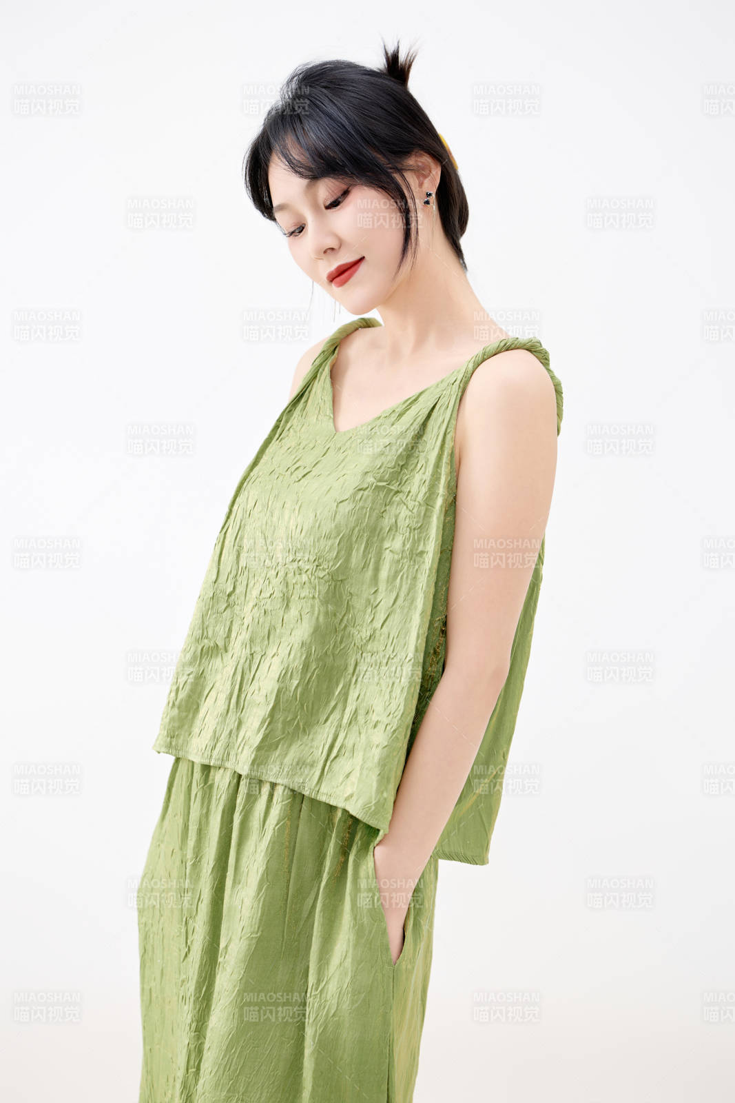 影棚拍摄穿着中式套裙的夏日出行美女形象图片