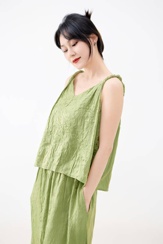 影棚拍摄穿着中式套裙的夏日出行美女形象图片