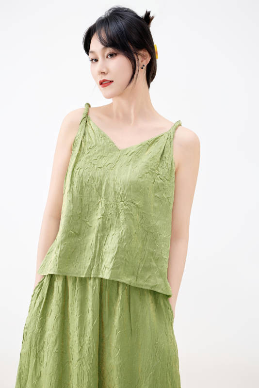 影棚拍摄穿着中式套裙的夏日出行美女形象图片