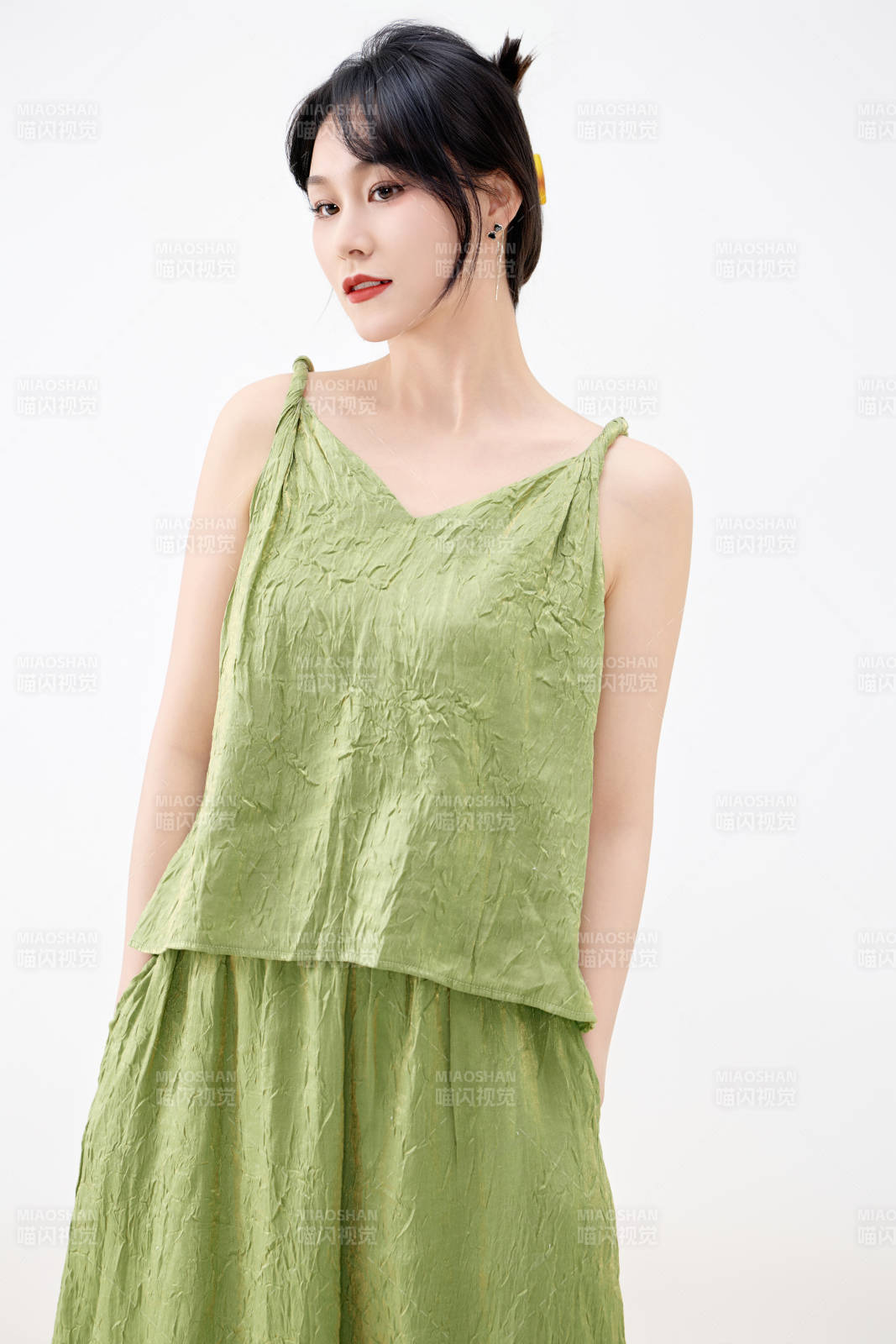 影棚拍摄穿着中式套裙的夏日出行美女形象图片