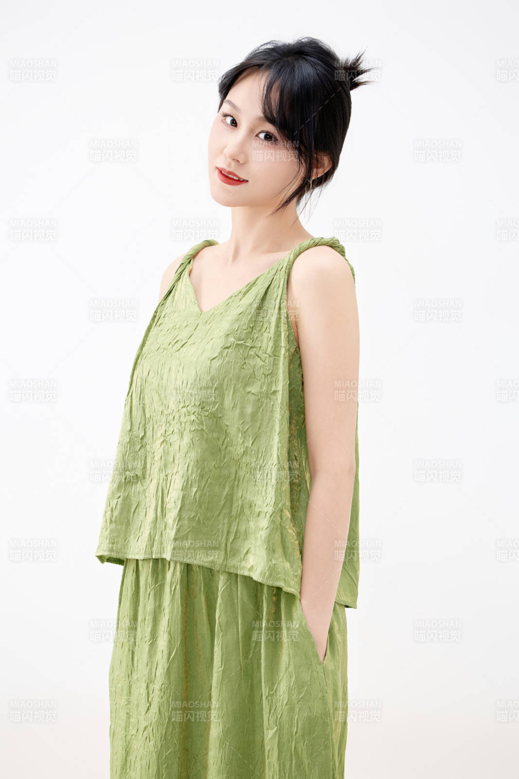 影棚拍摄穿着中式套裙的夏日出行美女形象图片