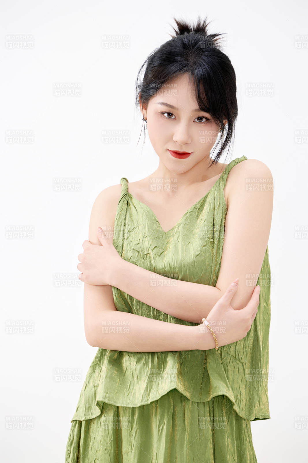 影棚拍摄穿着中式套裙的夏日出行美女形象图片