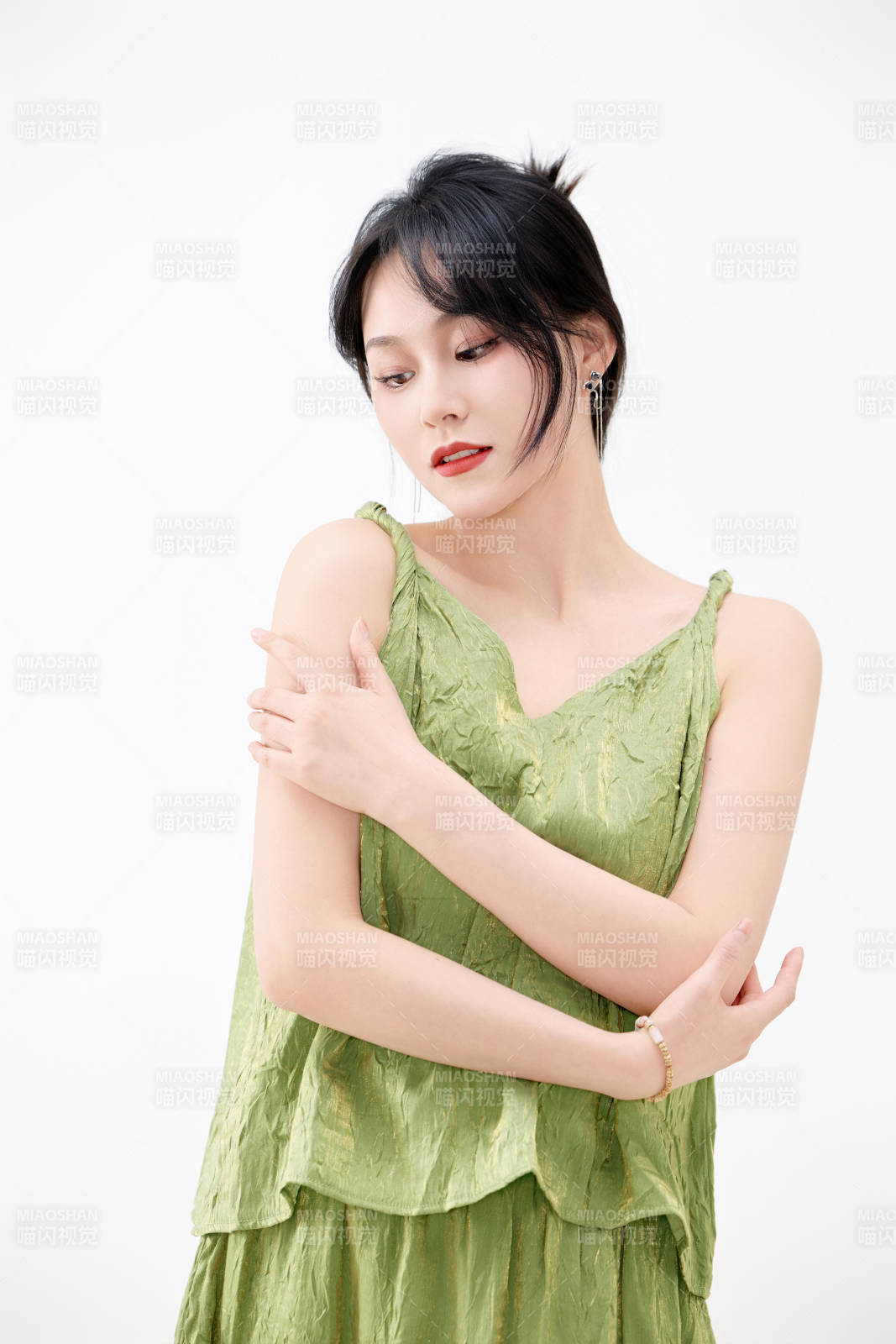 影棚拍摄穿着中式套裙的夏日出行美女形象图片