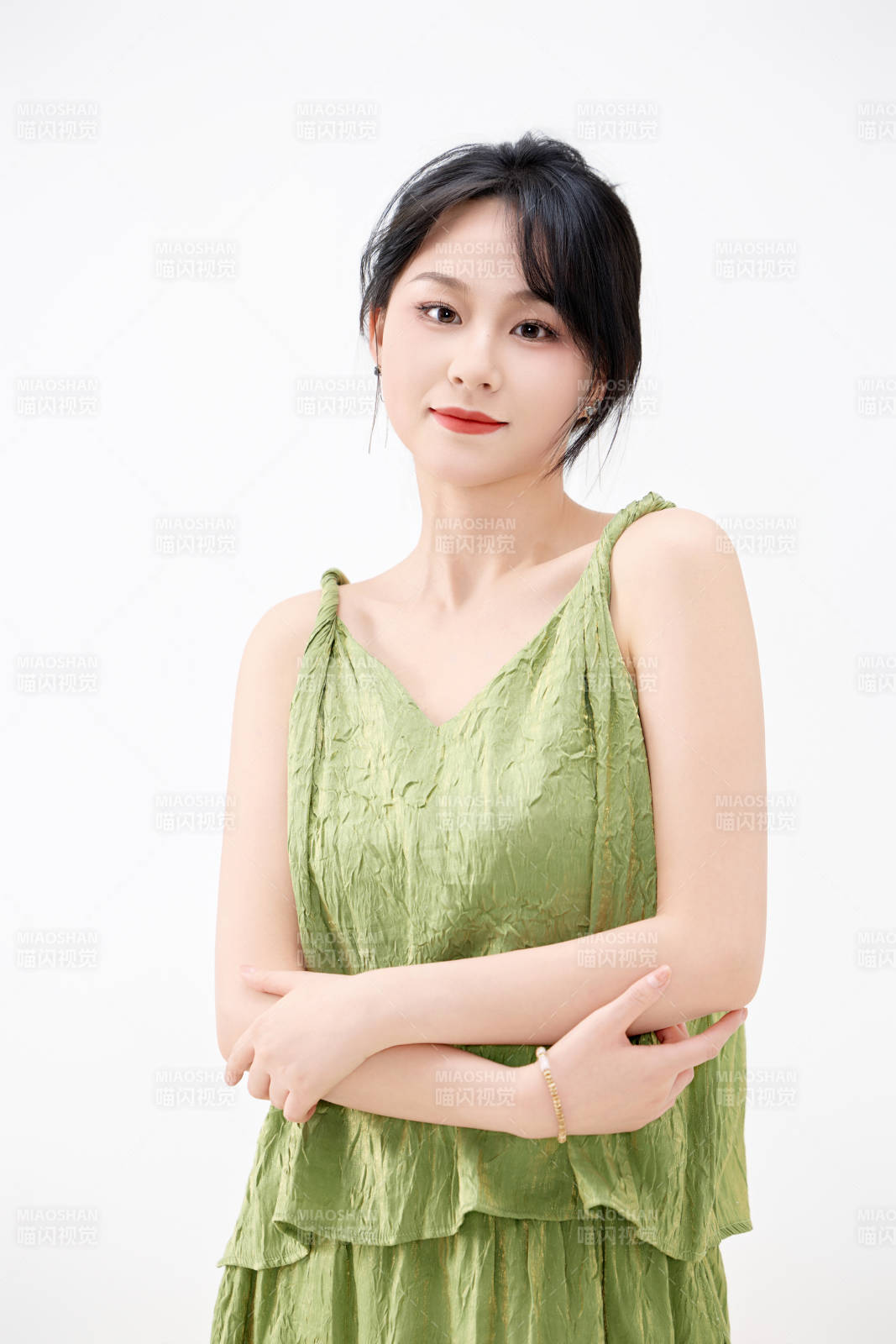 影棚拍摄穿着中式套裙的夏日出行美女形象图片