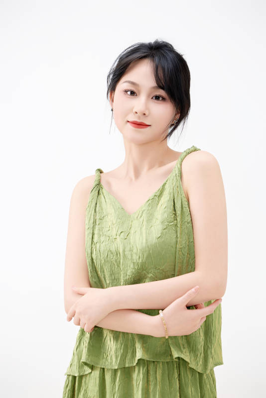 影棚拍摄穿着中式套裙的夏日出行美女形象图片