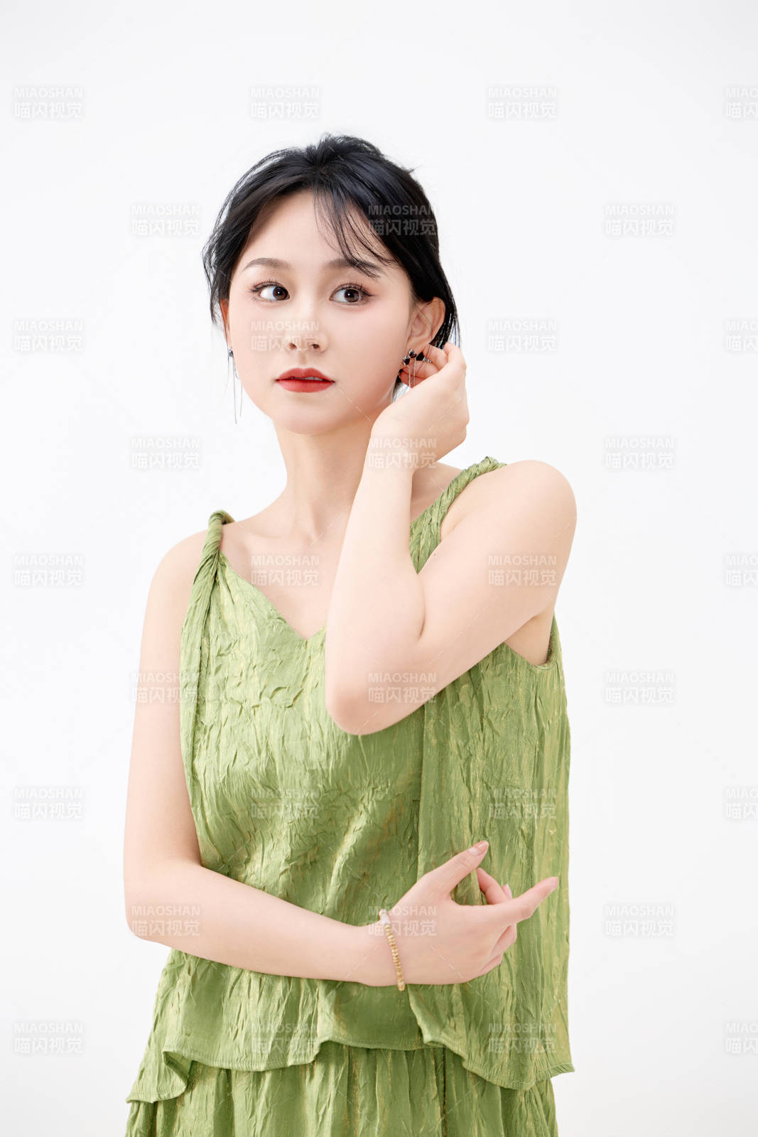 影棚拍摄穿着中式套裙的夏日出行美女形象图片