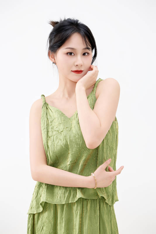 影棚拍摄穿着中式套裙的夏日出行美女形象图片