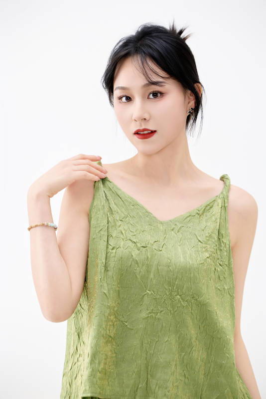 影棚拍摄穿着中式套裙的夏日出行美女形象图片