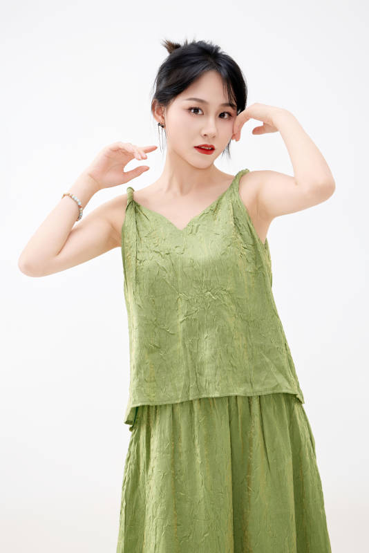 影棚拍摄穿着中式套裙的夏日出行美女形象图片