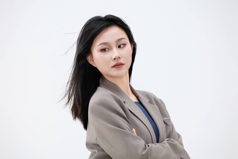 白色背景下穿着西装的职业女性形象图片