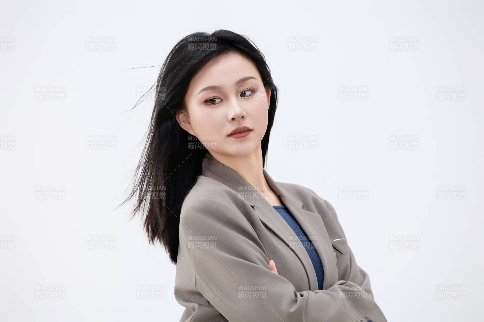 白色背景下穿着西装的职业女性形象图片