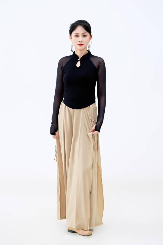 白色背景下表演中国古典舞的魅力舞者图片