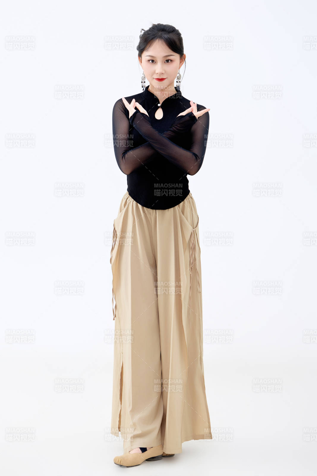 白色背景下表演中国古典舞的魅力舞者图片