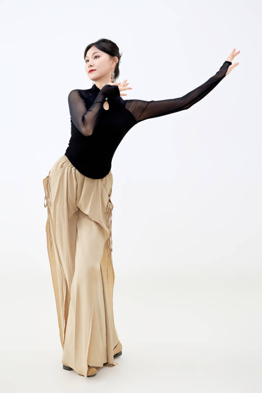 白色背景下表演中国古典舞的魅力舞者图片