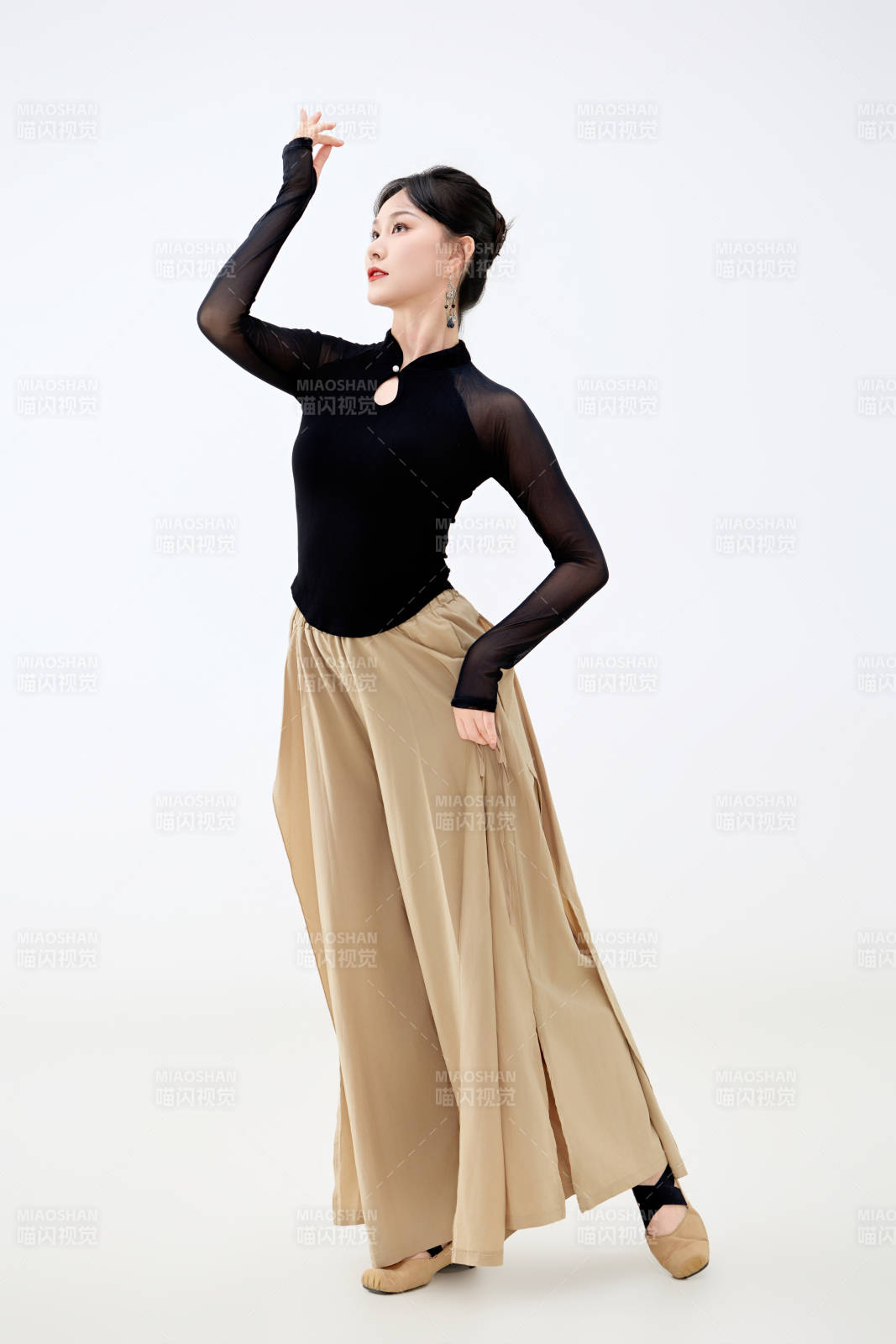 白色背景下表演中国古典舞的魅力舞者图片