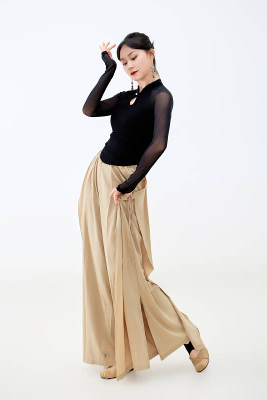 白色背景下表演中国古典舞的魅力舞者图片