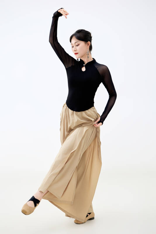 白色背景下表演中国古典舞的魅力舞者图片