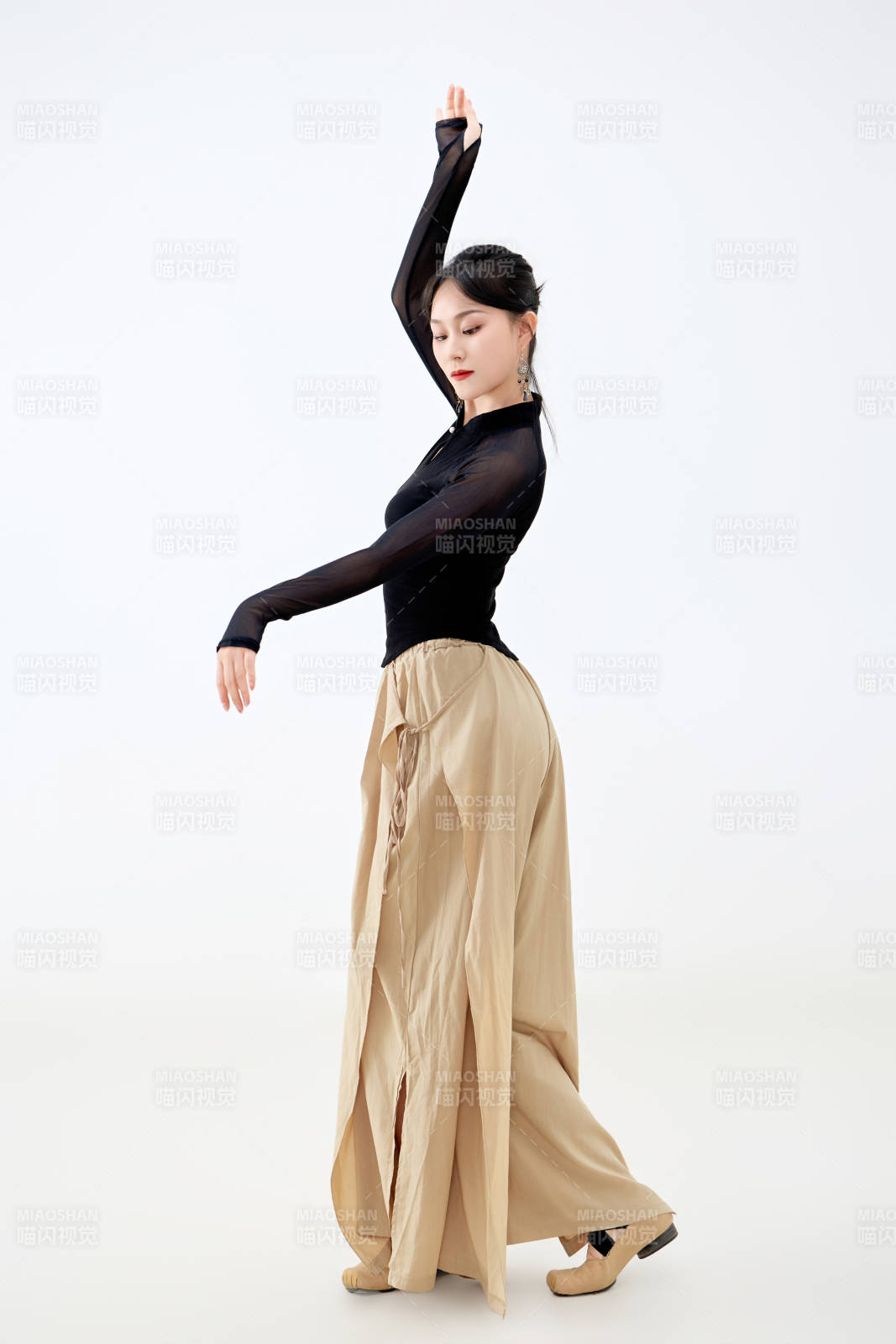 白色背景下表演中国古典舞的魅力舞者图片