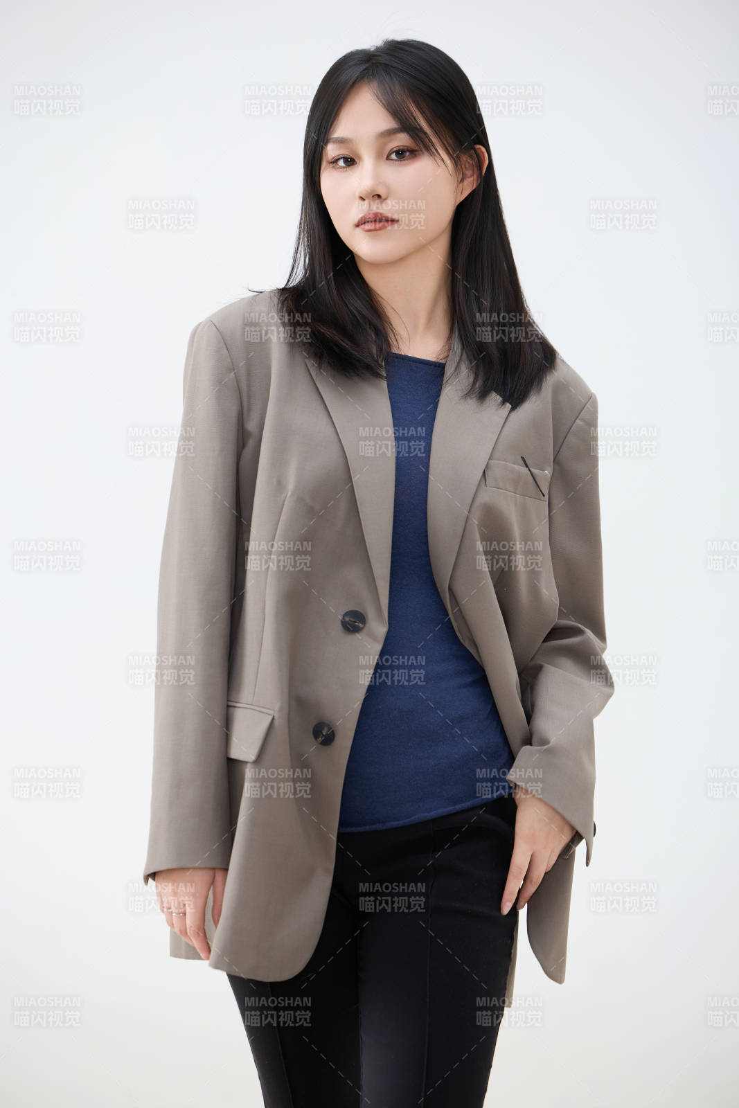 白色背景下穿着西装的职业女性形象图片