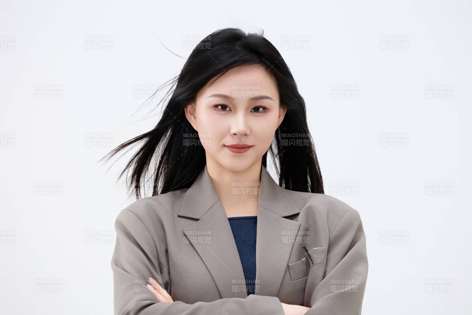 白色背景下穿着西装的职业女性形象图片