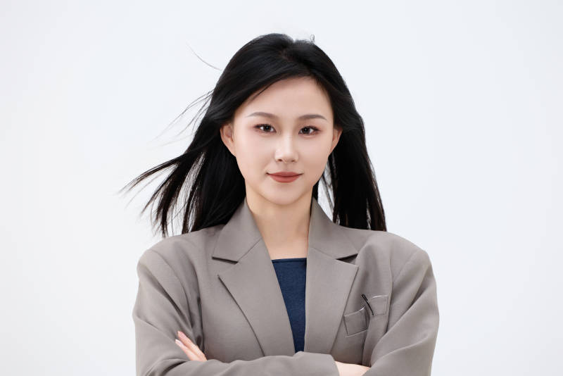 白色背景下穿着西装的职业女性形象图片