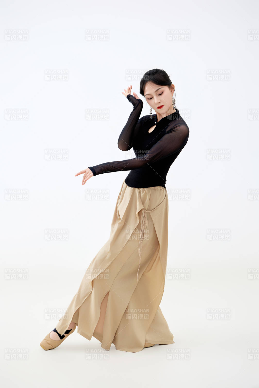 白色背景下表演中国古典舞的魅力舞者图片