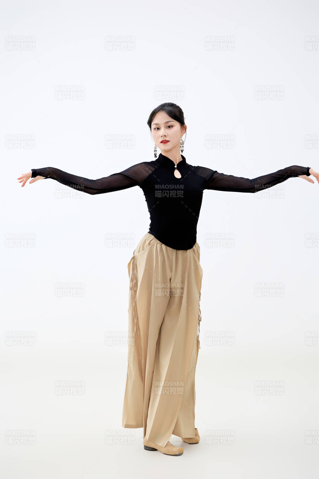 白色背景下表演中国古典舞的魅力舞者图片