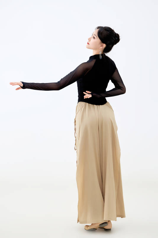 白色背景下表演中国古典舞的魅力舞者图片