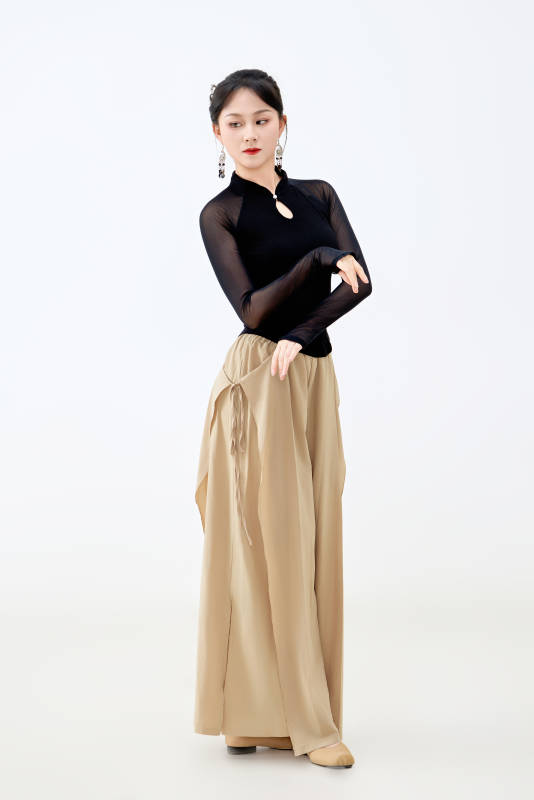 白色背景下表演中国古典舞的魅力舞者图片