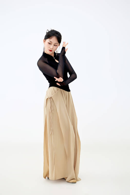 白色背景下表演中国古典舞的魅力舞者图片