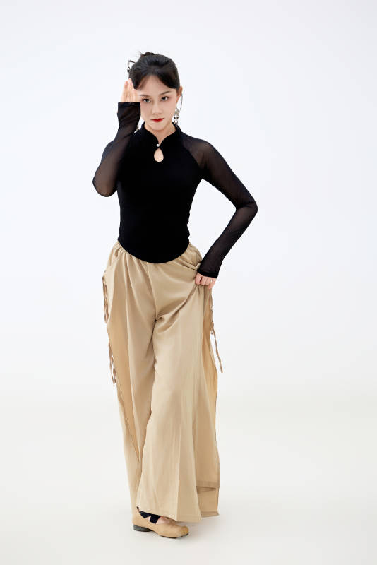 白色背景下表演中国古典舞的魅力舞者图片