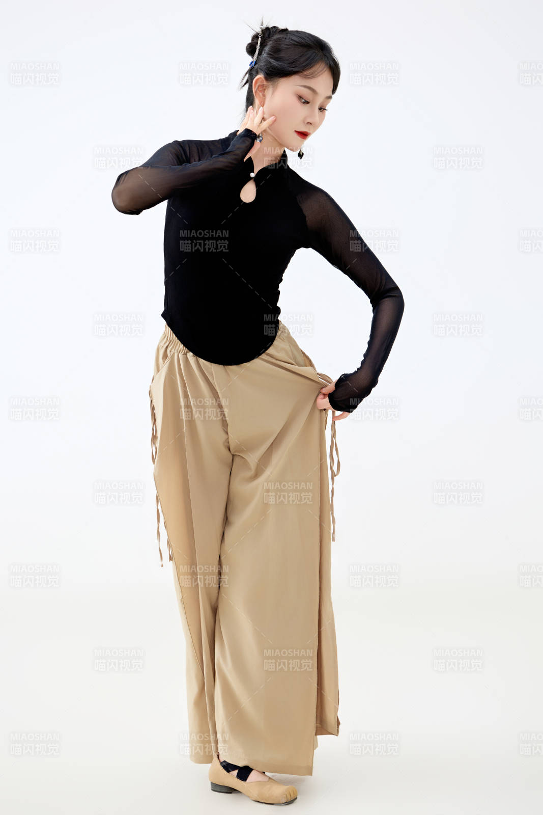 白色背景下表演中国古典舞的魅力舞者图片